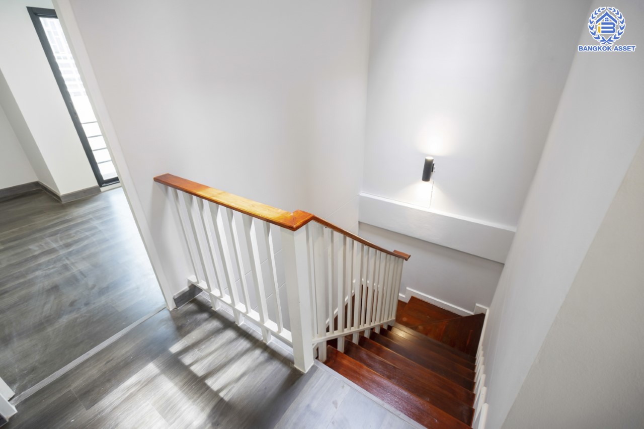 บ้านมือสองตกแต่งใหม่ ทำเลใจกลางเมือง ม.เกตุนุติเชอมีเน่ ลาดพร้าว87 ทาวน์โฮม 3 ชั้น เนื้อที่ 16 ตร.ว. ฟังก์ชัน 4 ห้องนอน 3 ห้องน้ำ จอดรถได้ 1 คัน เชื่อมต่อทั้งถนนเกษตร-นวมินทร์, ลาดพร้าว, รัชโยธินฯ ใกล้ทางด่วนรามอินทรา และรถไฟฟ้าสายสีเหลือง "สถานีลาดพร้าว 83"